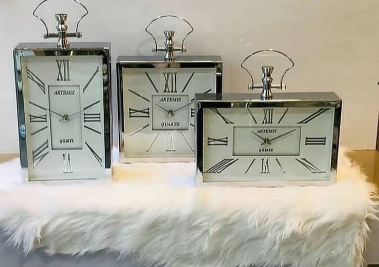 مستطیل افقی و عمودی نقره ای با صفحه سفید و مشکی