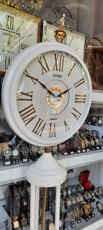 رنگ سفید با دو عدد نقره ای و طلایی