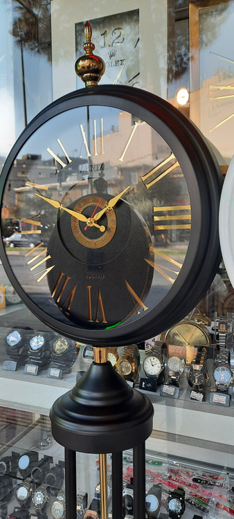 رنگ مشکی با دو عدد نقره ای و طلایی