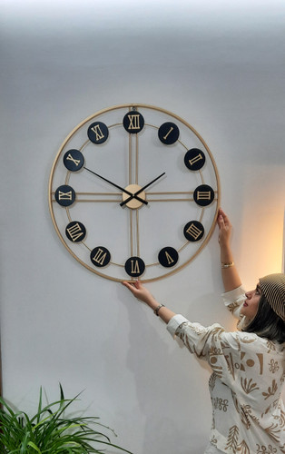 طلایی با عدد مشکی