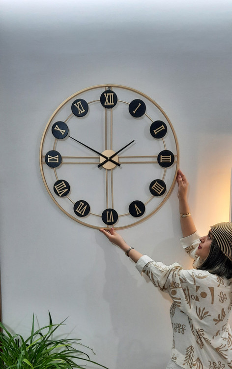 طلایی با عدد مشکی