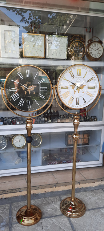 پایه طلایی با صفحه سفید و مشکی