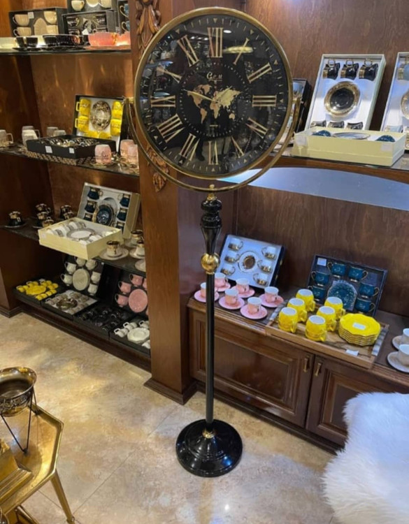 پایه مشکی با قاب طلایی