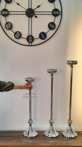 سه عدد شمعدان ایستاده در کنار هم