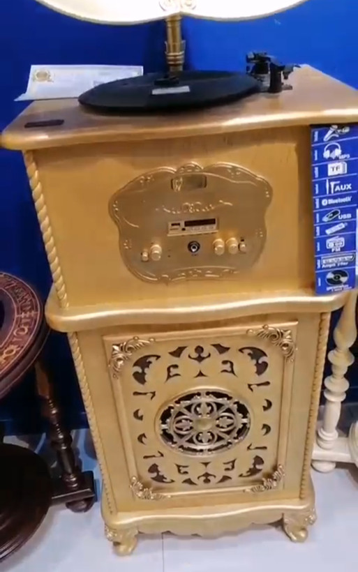 گرامافون مبله چوبی رنگ طلایی برلیانی
