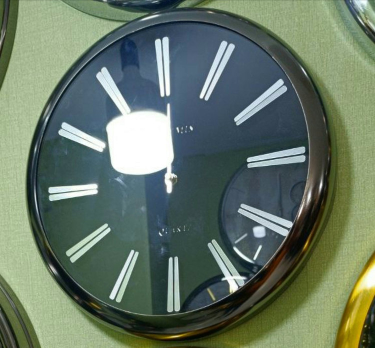 قاب تیتانیوم با صفحه مشکی و عدد نقره ای