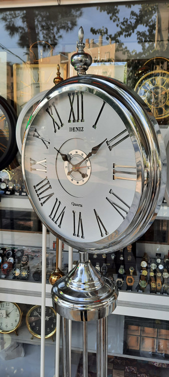 پاندولدار نقره ای براق با صفحه سفید و مشکی