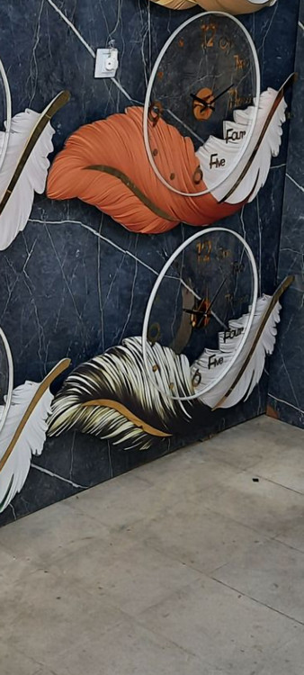 پر مشکی سفید با پس زمینه سبز