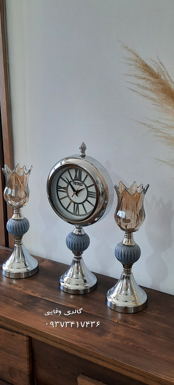 ساعت و شمعدان رومیزی نقره ای با گوی طوسی