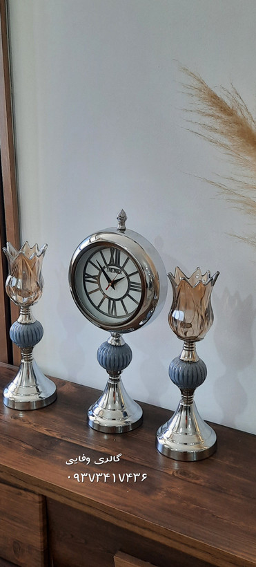 ساعت و شمعدان رومیزی نقره ای با گوی طوسی