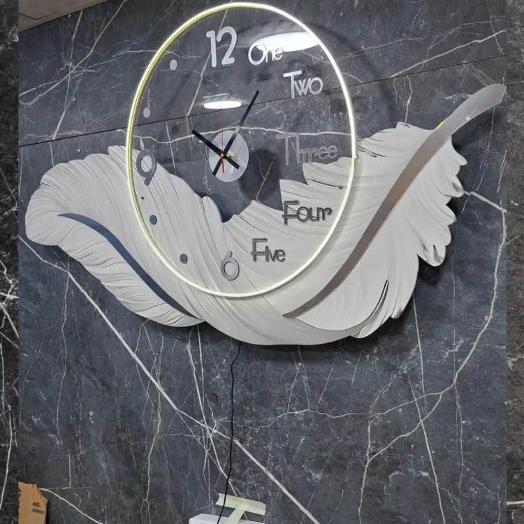 پر افقی و عمودی سفید نقره ای