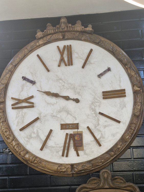 ساعت مشاهیر چوبی با قاب روشن و تیره سفارشی