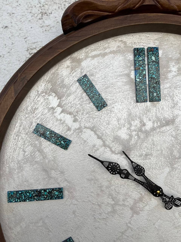 ساعت دیواری با اعداد سنگ فیروزه