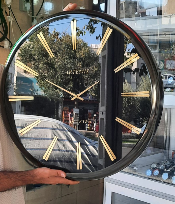 ساعت دیواری مشکی تیتانیوم عدد طلایی